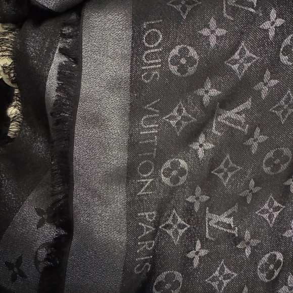 Louis Vuitton monogram shine shawl - Picture 7 of 8